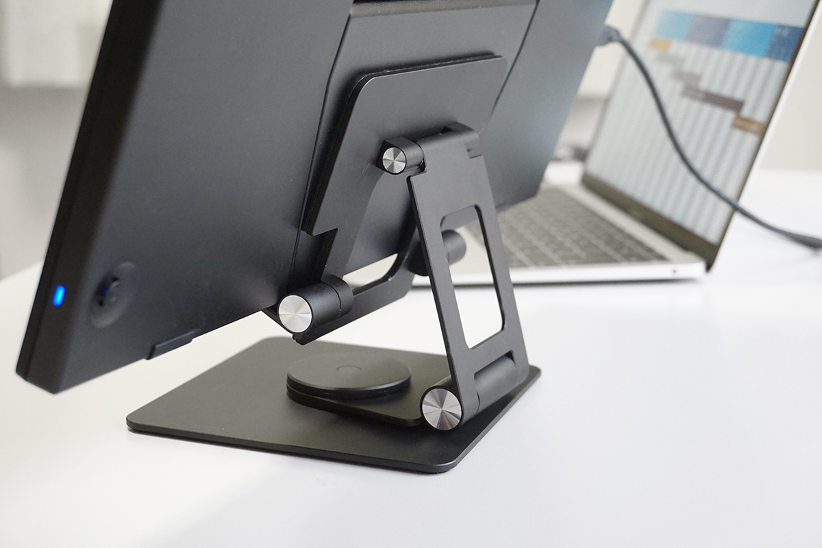 高さ・角度調整・回転（水平）対応のスタンドセットで、さらに使い