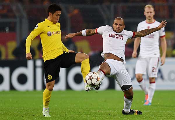 欧州チャンピオンズリーグ・ガラタサライのシェジュと競り…：香川真司