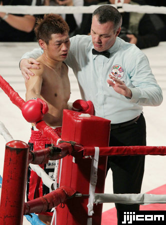 WBCフェザー級タイトル戦で4回、ジ…：プロボクシング 長谷川穂積