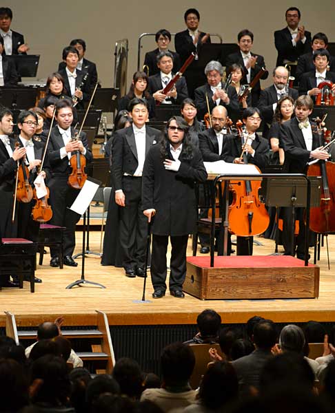 両耳が聞こえない作曲家として知られ、CDがクラシ…：佐村河内守さん