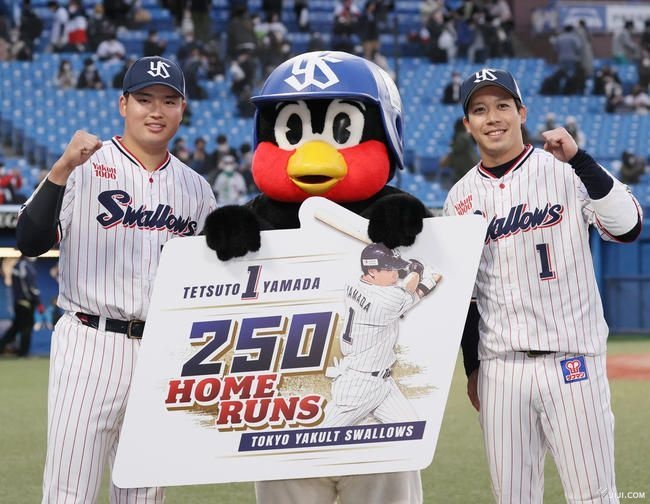 DeNA戦の試合後、笑…：村上宗隆 ヤクルトからホワイトソックスへ