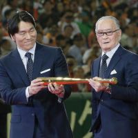 国民栄誉賞を受賞し、贈られた記念品の金のバットを手に…：国民栄誉賞