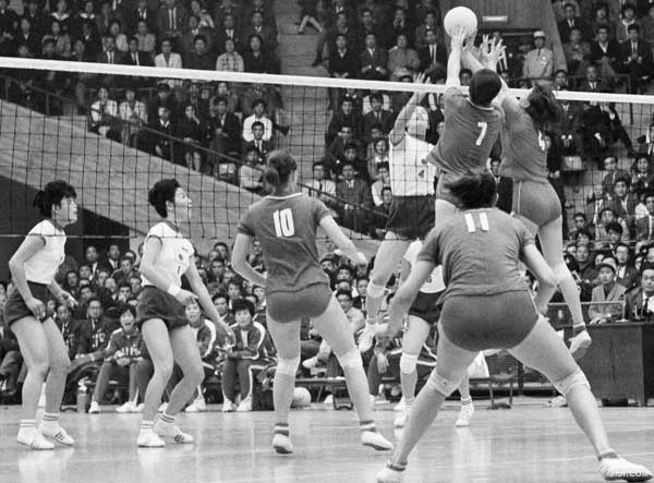 1964年東京五輪】 バレーボール女子優勝…：栄光の金メダリスト