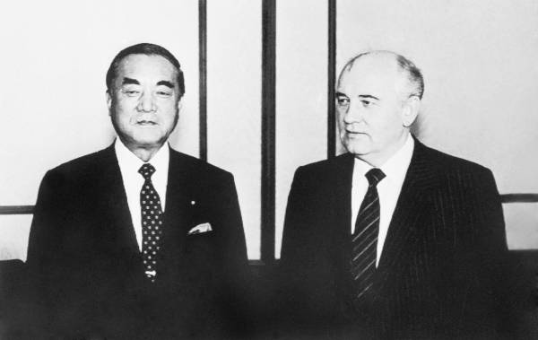 クレムリンでの会談に臨む中曽根康弘前首相（左）…：中曽根康弘元首相