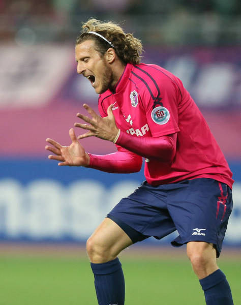 ACLサッカーの浦項（韓国）戦で、ゴール前…：ディエゴ・フォルラン