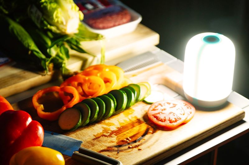 BioLiteの新作LEDランタンがすごい！ 軽量・コンパクトながらキャンプ