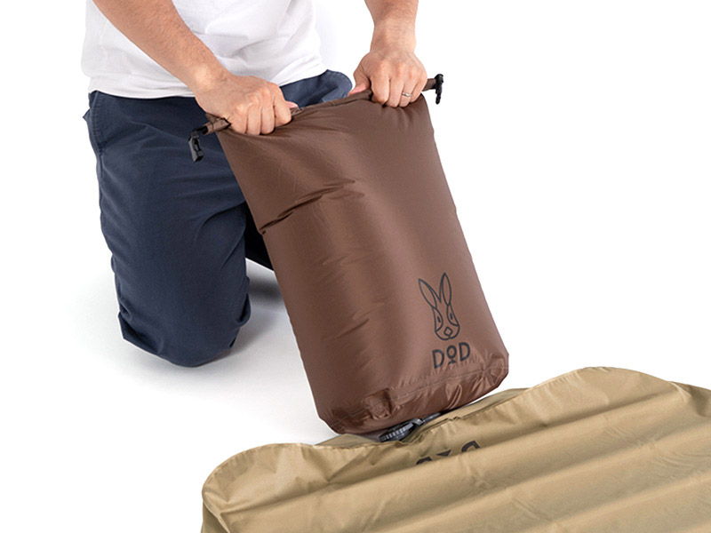 収納性大幅アップ】DODのキャンパーを“ダメ”にするマット「ソトネノ