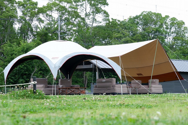 コールマンから登場したアウトドア用エアカウチをキャンプ場でレビュー