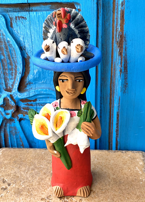 アギラールファミリーの陶人形・花を持ち七面鳥を頭に載せた行商女