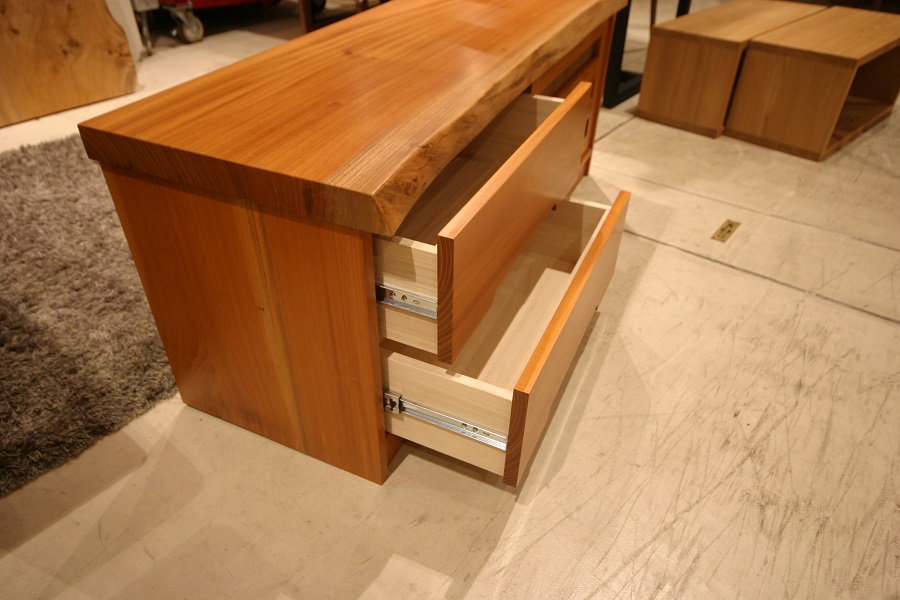 天然木 東京 新宿 東五軒町店展示 欅（けやき・ケヤキ）材 一枚板