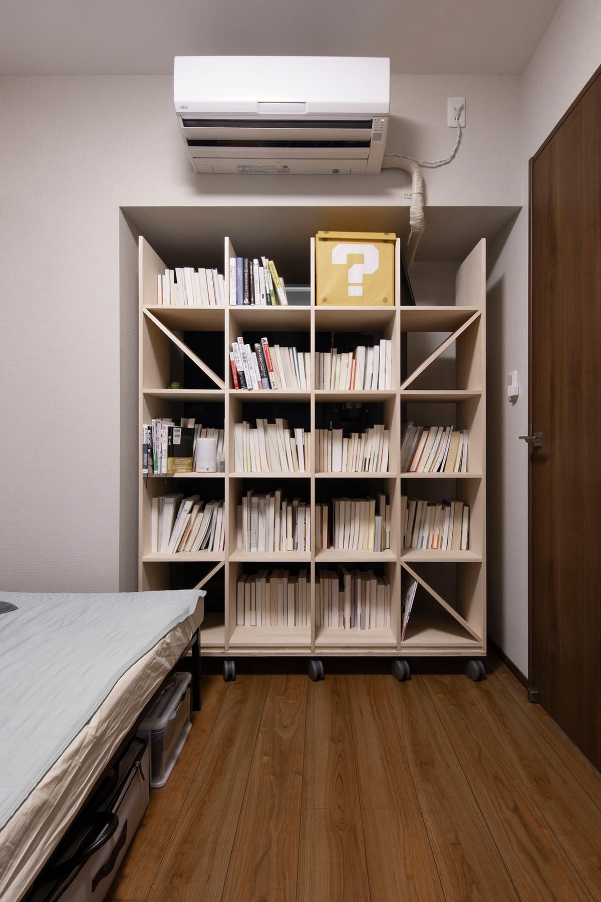 隠れ家的な書斎 – Shelf 壁一面の本棚 奥行350mm – マルゲリータお客様事例