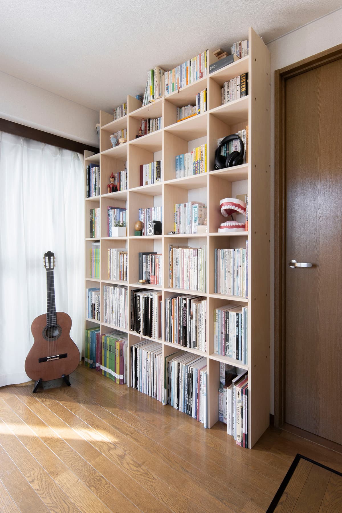 風の抜けるリビングに – 壁一面の本棚 奥行250mm / Shelf