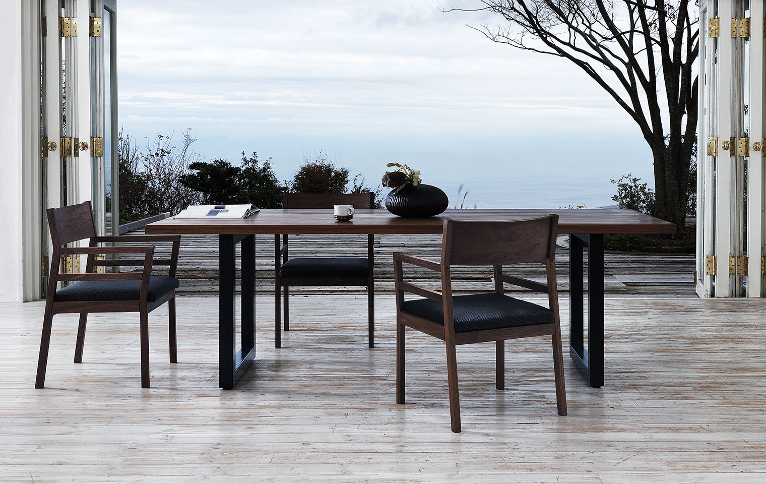 ウォールナット無垢とスチールレッグの組合せ｜ダイニングテーブル