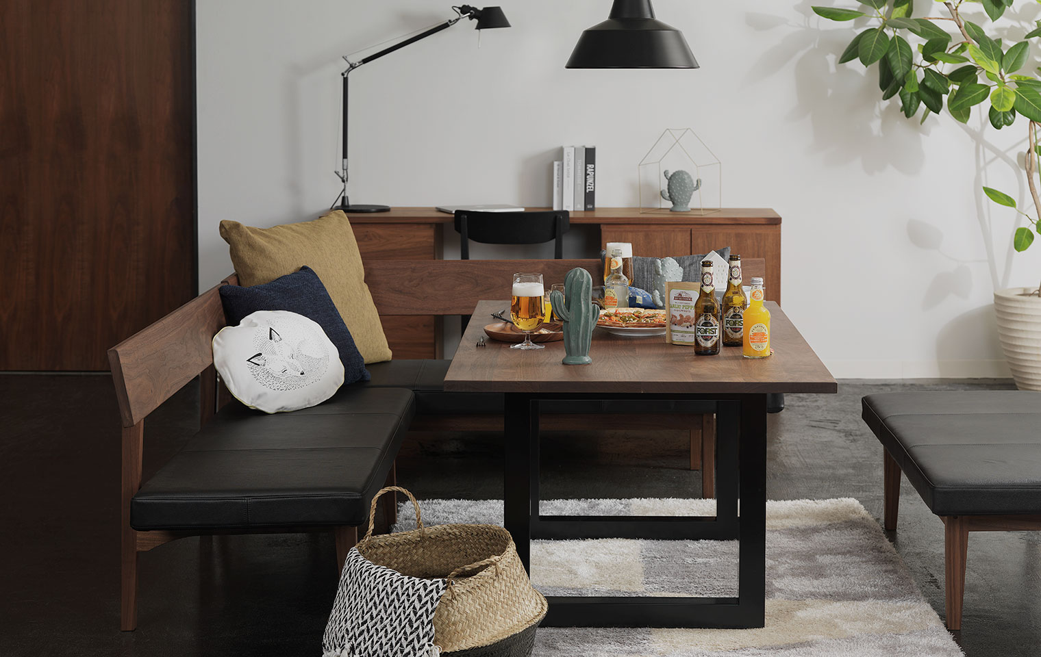 ウォールナット無垢とスチールレッグの組合せ｜ダイニングテーブル