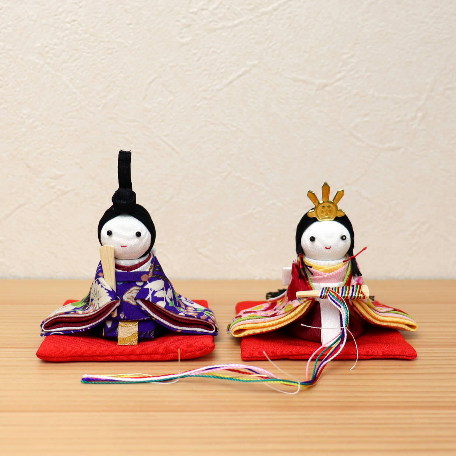 雛人形 京都古布細工 正絹十人飾り 三段塗台(アイボリー) 手描き桜屏風