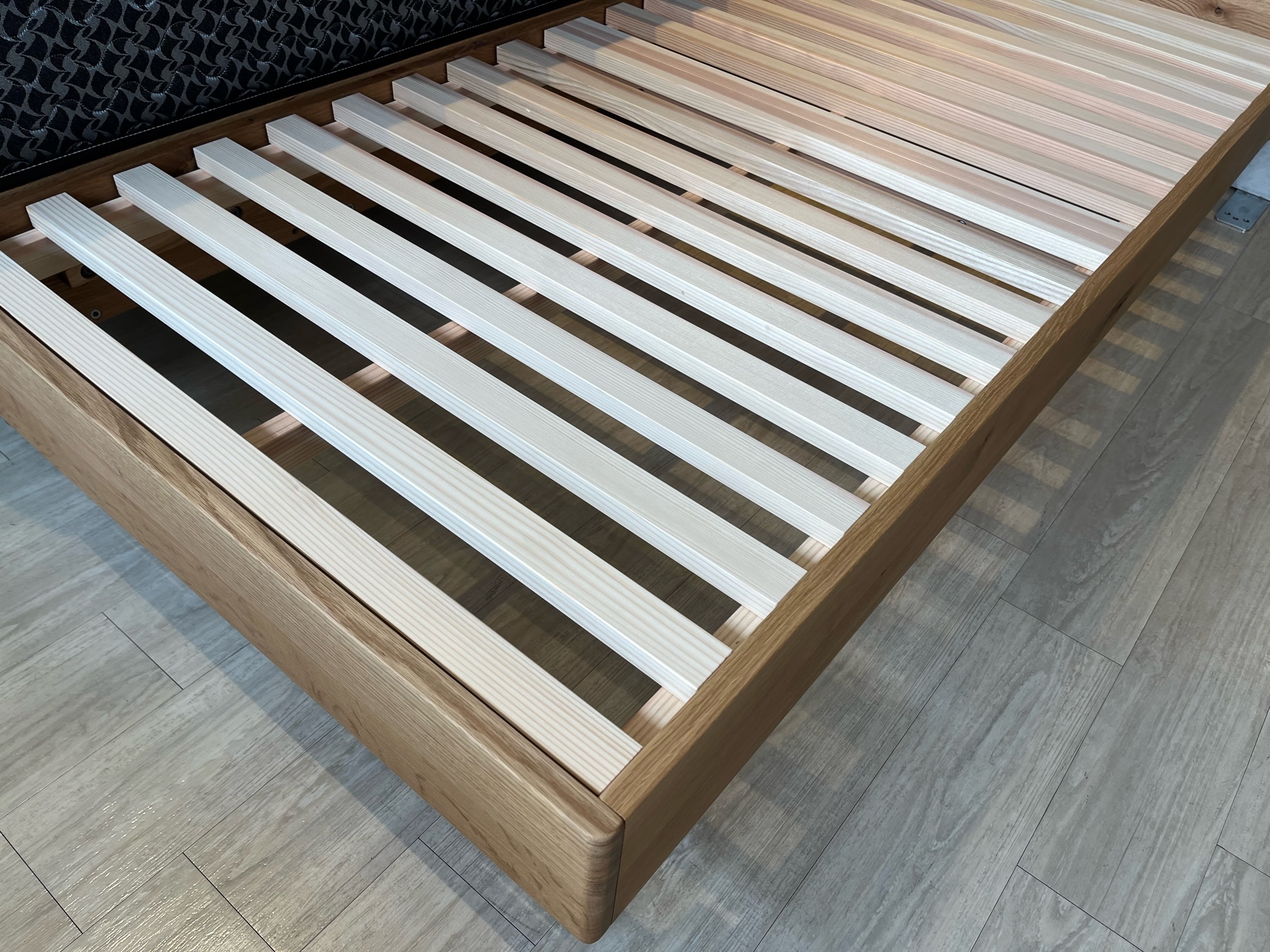 飛騨産業のオール無垢材ベッドフレーム『月光』をご紹介☆ - メザメ