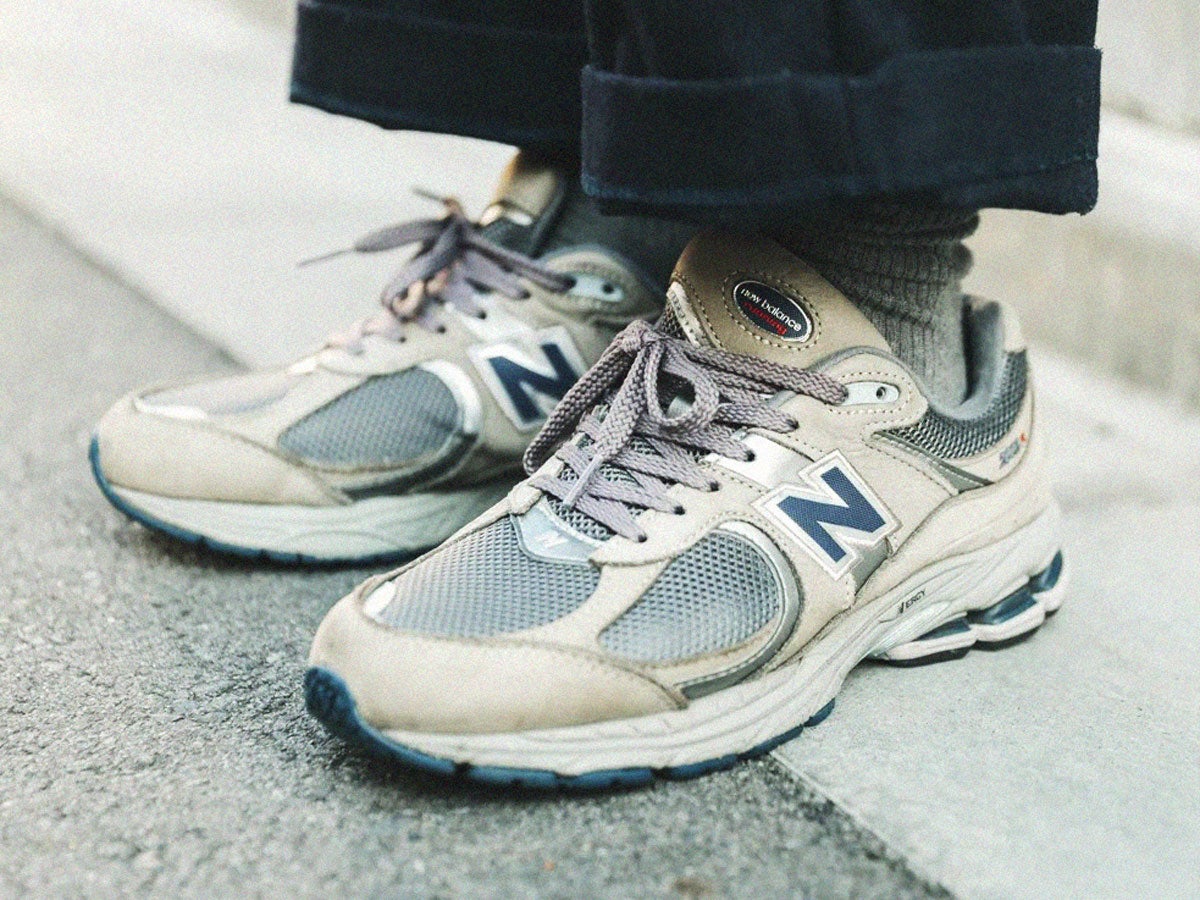 ニューバランスとコートのいい関係。大人っぽく決めつつオシャレに差を