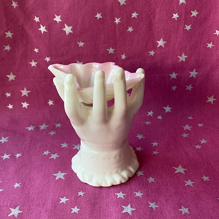愛くるしい子どもの手と貝殻ミルクガラスハンドオブジェ