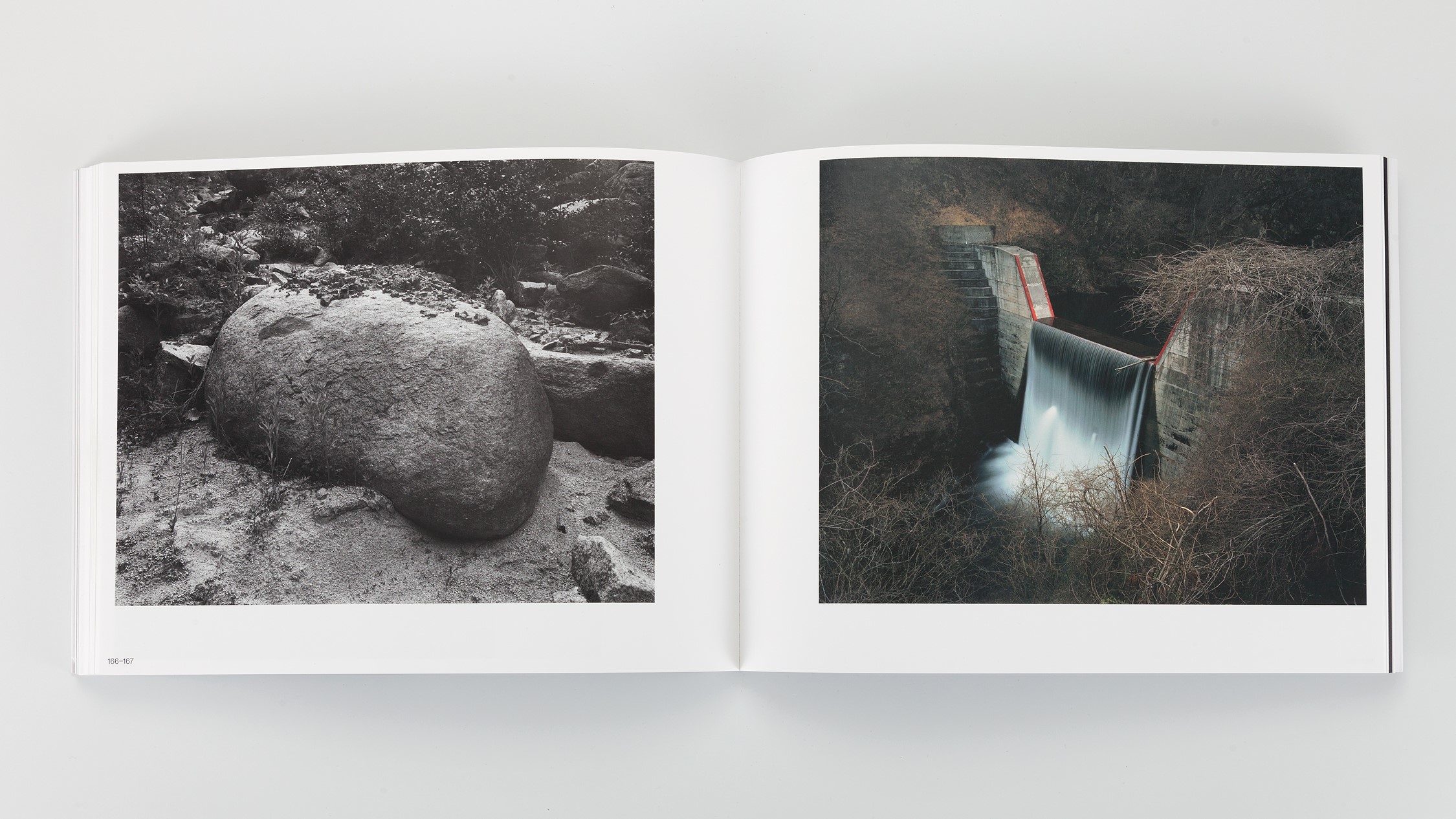 アーティゾン美術館「柴田敏雄と鈴木理策」カタログの印刷・製本を担当