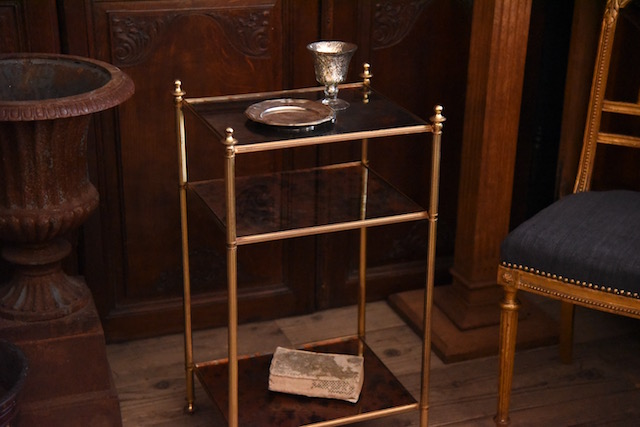 上品な装飾のブラスガラストップサイドテーブル 3段