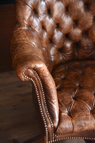 鋲打ちが格好良いチェスターフィールドオフィスチェア