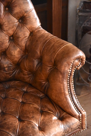鋲打ちが格好良いチェスターフィールドオフィスチェア