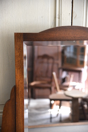 雰囲気ある木製のドレッサー