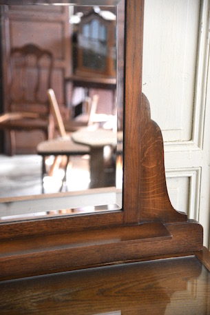 雰囲気ある木製のドレッサー