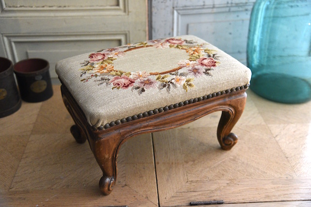 可愛らしい猫脚のオットマン