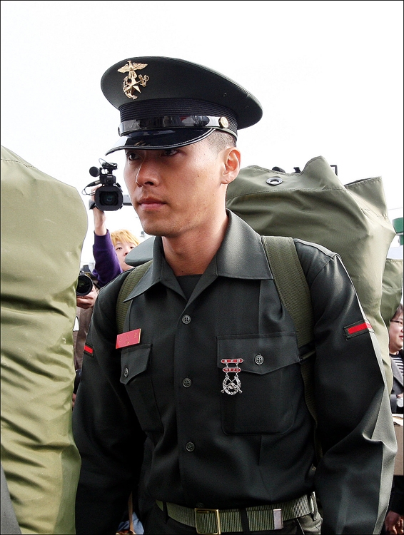 愛の不時着』ヒョンビン 海兵隊時代のリアル軍服ショット｜NEWSポスト