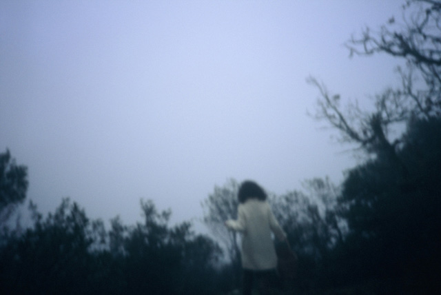 エレン・フライスの写真作品とヴィンテージの衣服を織り交ぜた新たな