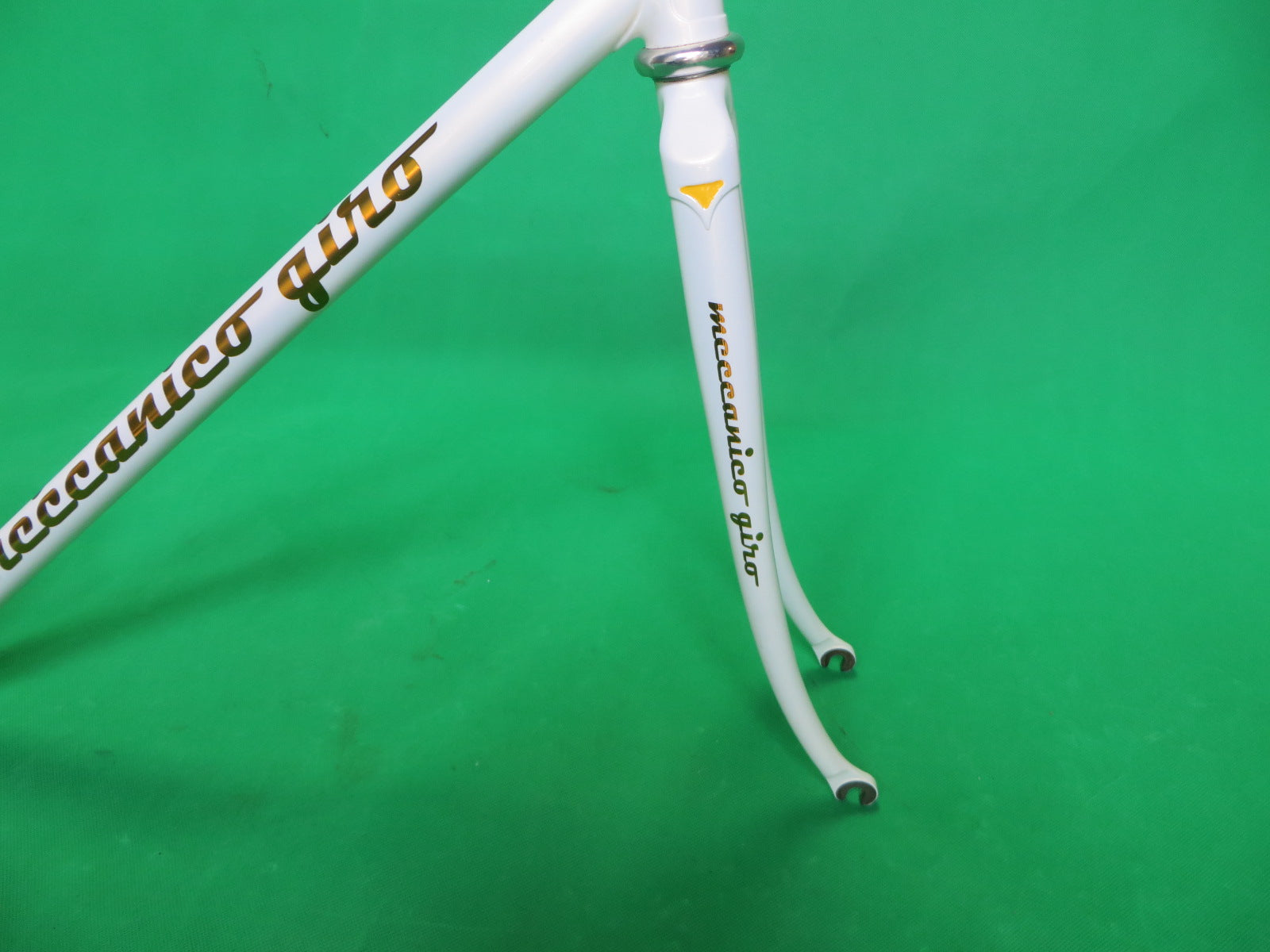 GIRO // White // 53.5cm – NJS EXPORT