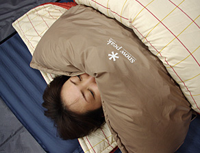 早春キャンプの快適シュラフ＆マット活用術｜ スノーピークのファミ