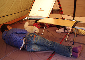 足を伸ばして、地面にゴロン！快適ロースタイルリビングを演出しよう