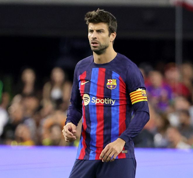 バルサのピケはなぜ突然引退を決断したのか。シャビとの関係、ロッカー