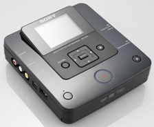 容積 ・質量を従来機比 約60％削減したワンタッチ操作のDVDライター