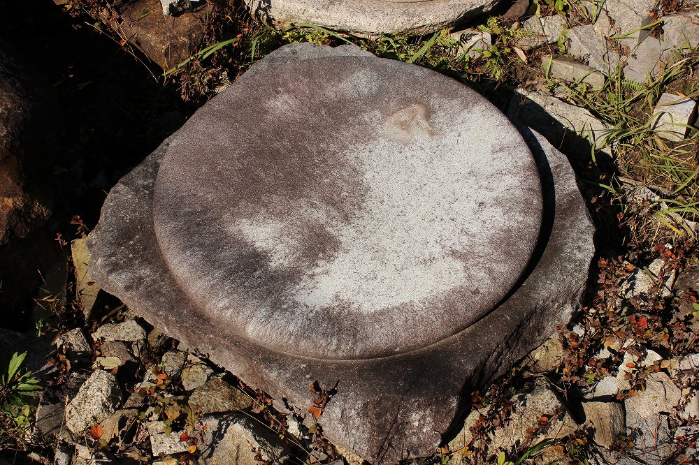 愛知県岡崎市の日本庭園石灯篭・水鉢蹲（つくばい）・石製品の製造販売