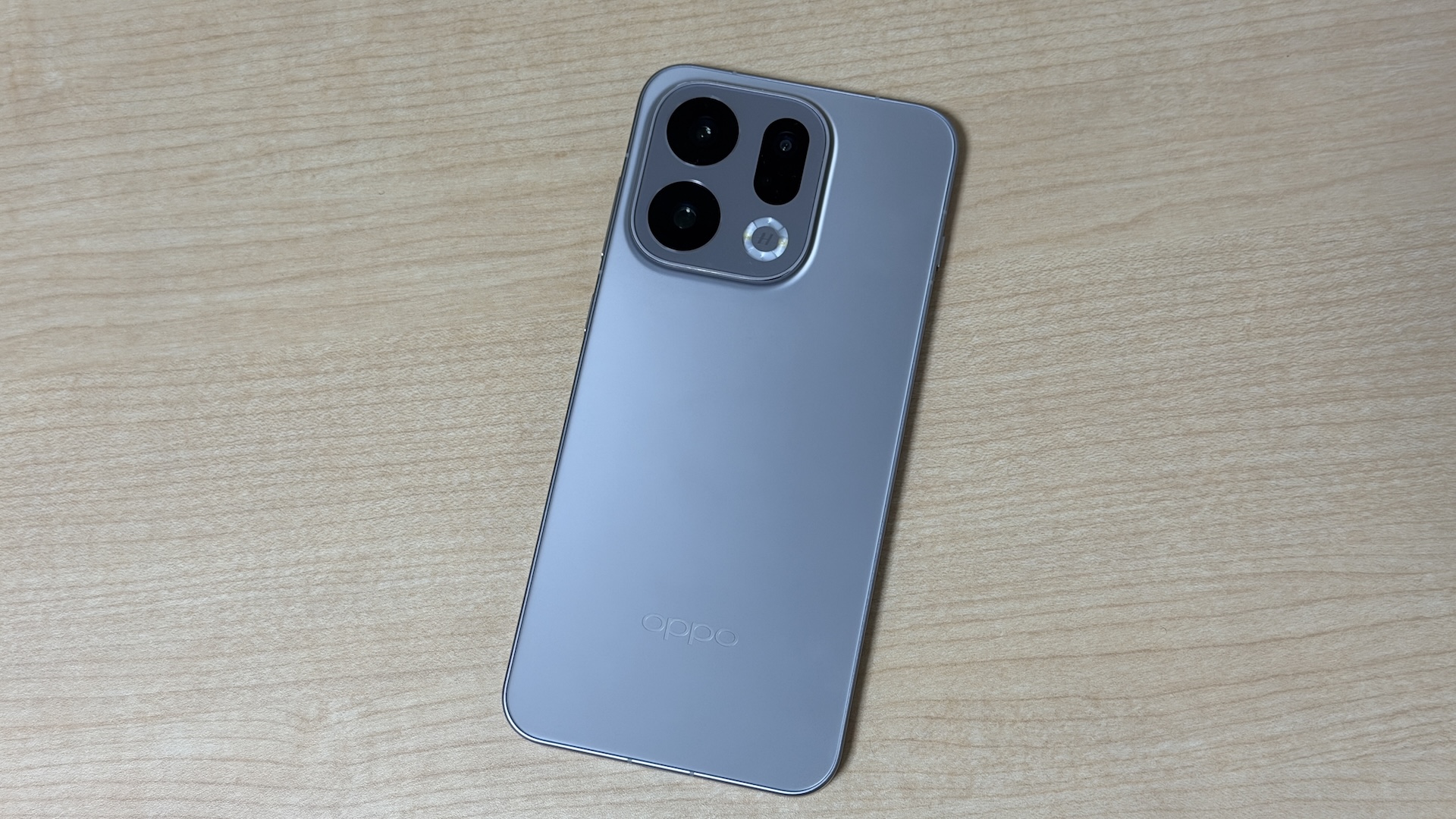 OPPO Find X9。カラーはチタニウムグレー。ベンチマーク。重さ。感想