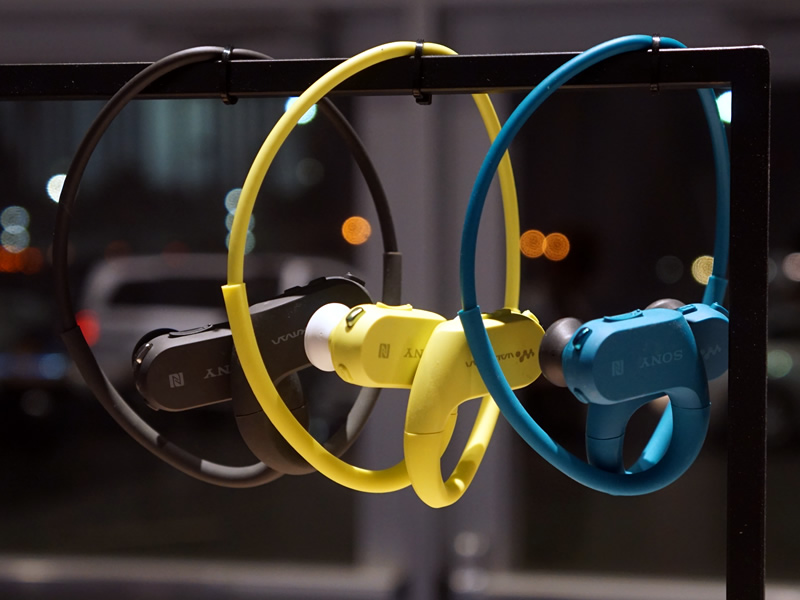 CES＞ソニー、イヤホン一体型ウェアラブルウォークマンに外音取り込み