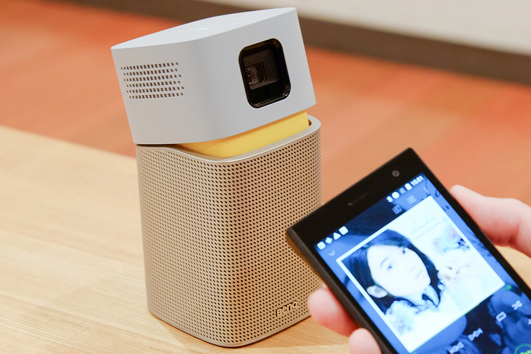 YouTubeの大画面化アイテムに本命登場！ BenQモバイルPJ「GV1」がお