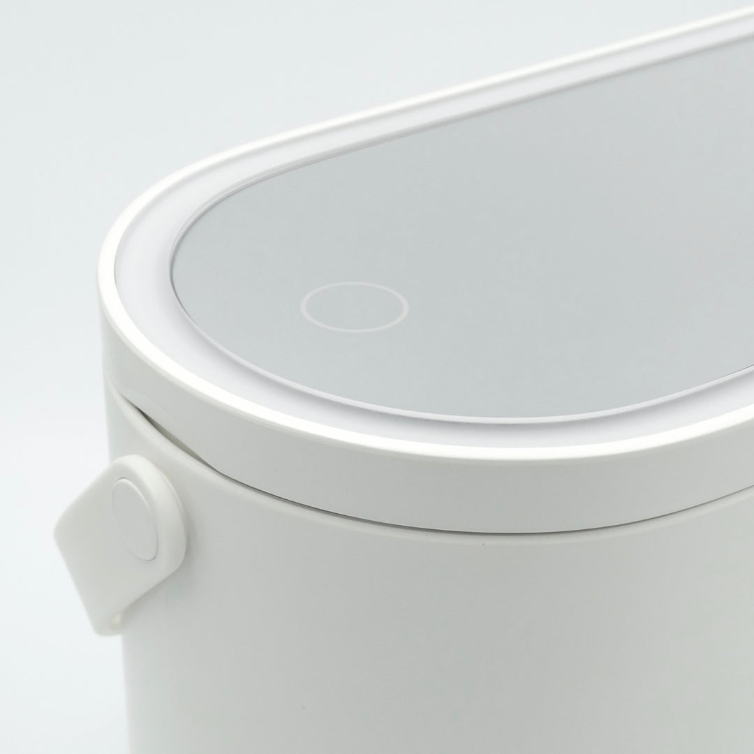 収納付き女優ミラー「PORTABLE MAKEUP BOX」 – 10 square meters