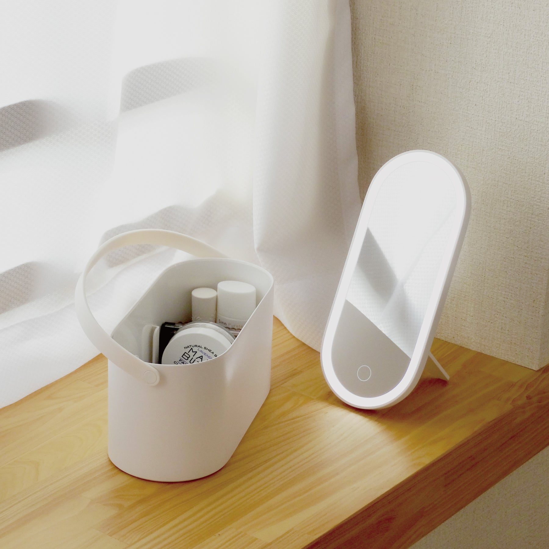 収納付き女優ミラー「PORTABLE MAKEUP BOX」 – 10 square meters