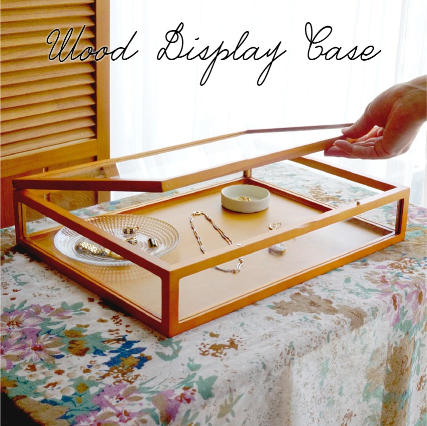 ナチュラルなライトブラウンの木製5面ガラスコレクション