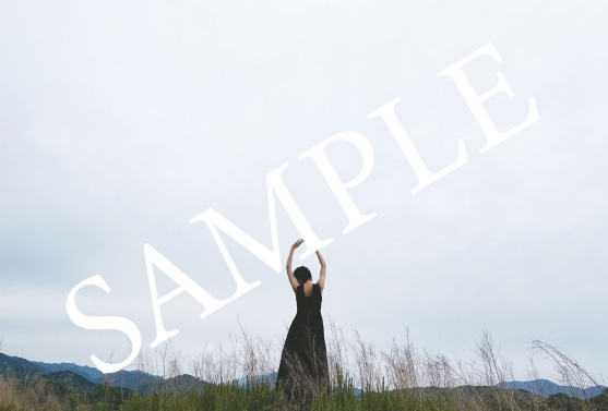 戸田恵梨香 初トークエッセイ『彼女』-2022年12月20日発売