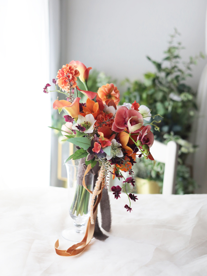 完成品ブーケ】オレンジカラーと蘭の花のクラッチブーケ・ブートニア