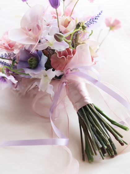 完成品ブーケ】ピンクの胡蝶蘭と春のお花たくさんクラッチブーケ