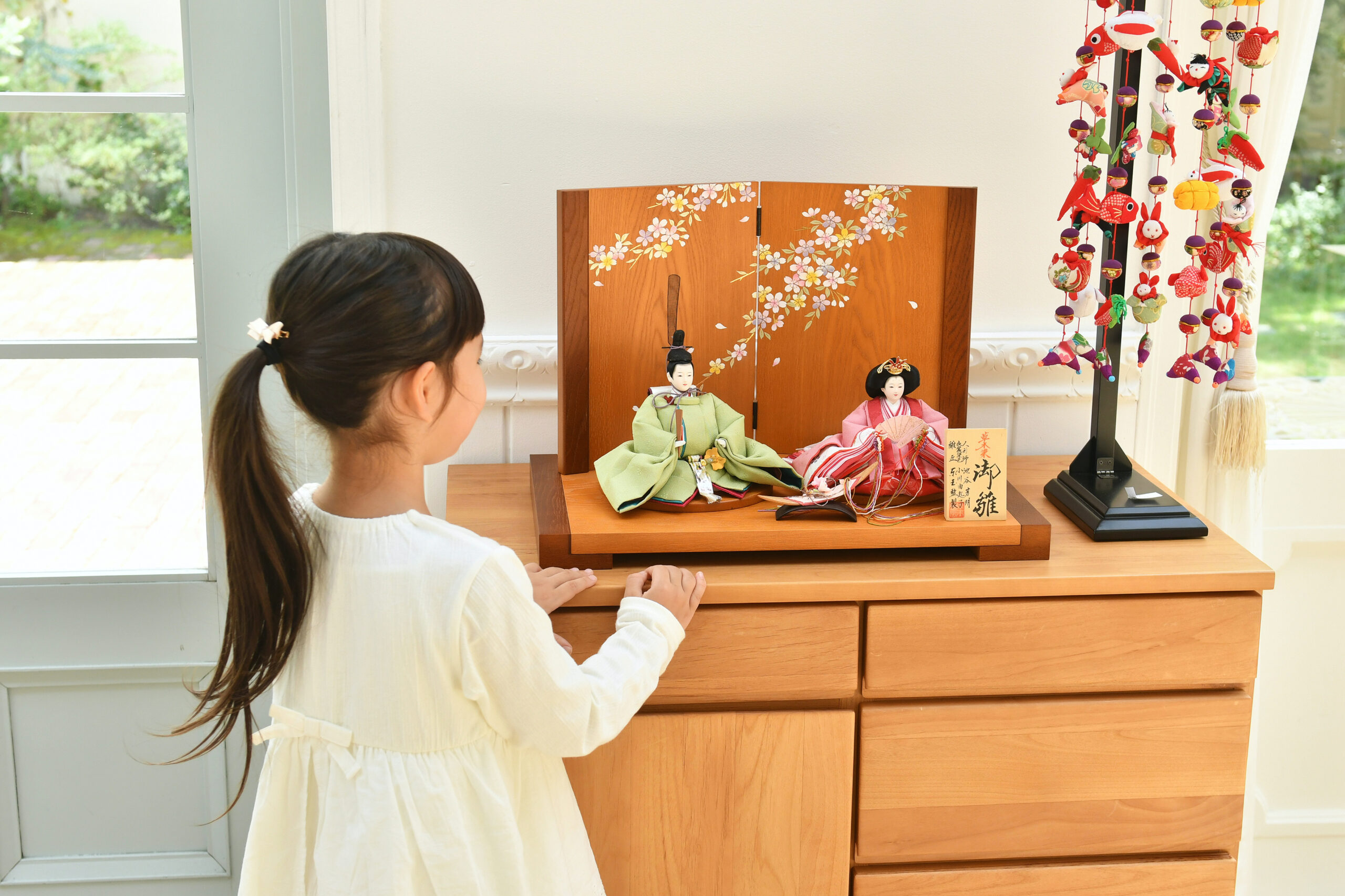 ひな祭りの飾り付けは雛壇を中心に、お花 やお衣装、お部屋の飾り付け