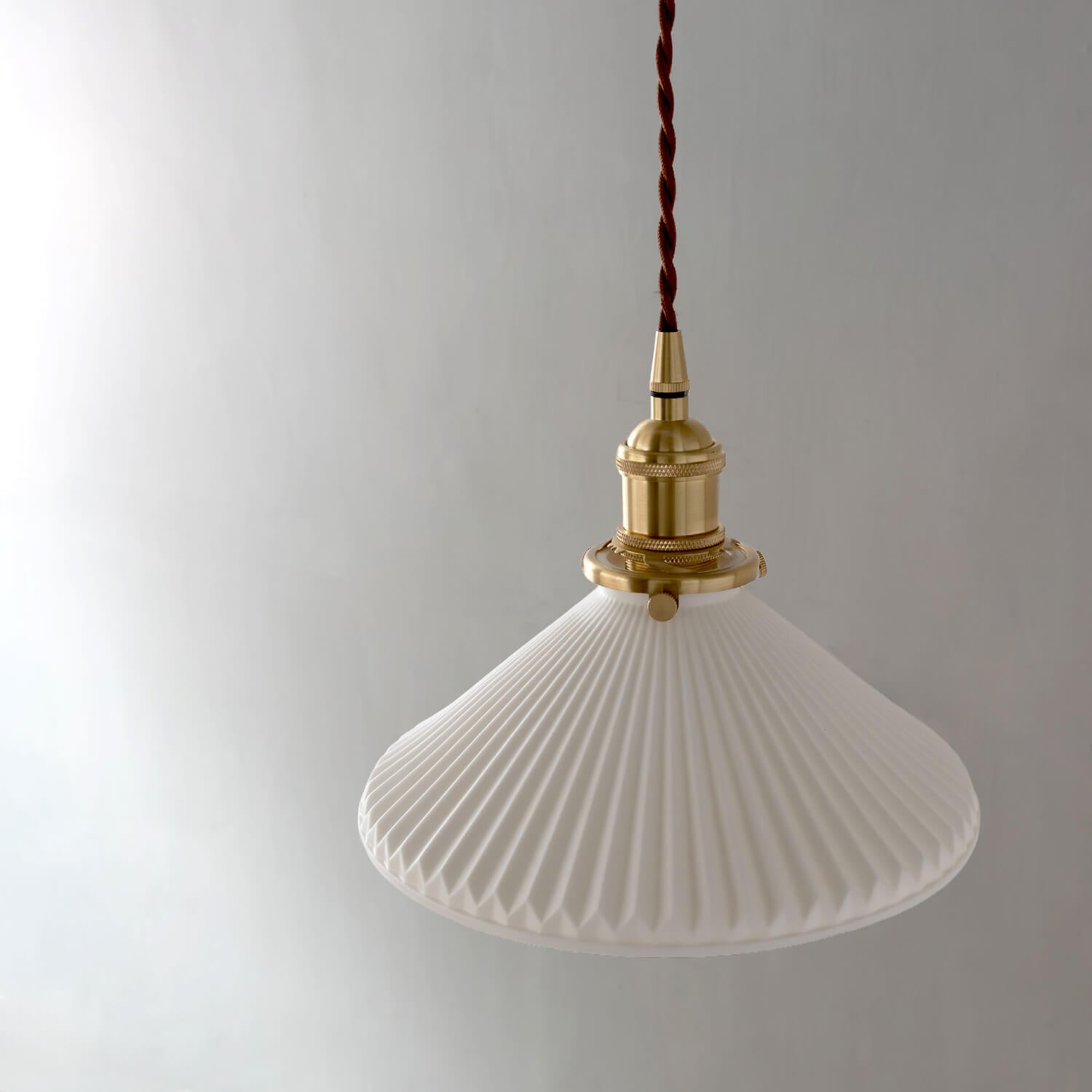 レトロな陶器シェードと真鍮ソケット照明 - パルラペンダントライト