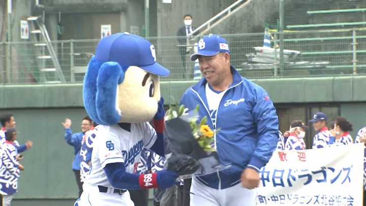 12万円以上使ったファンの姿も…ドラゴンズの沖縄キャンプ ブルペン見た
