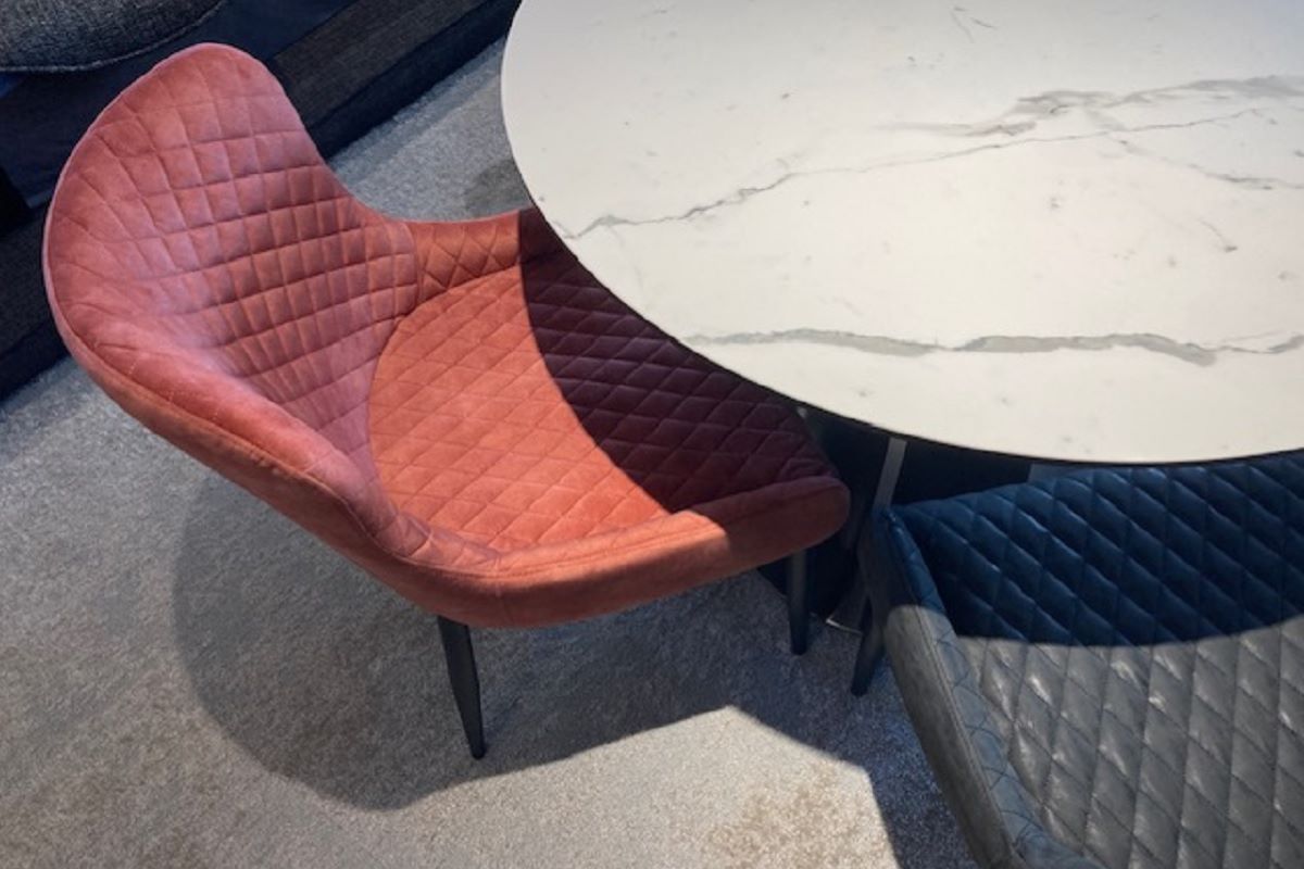 ダイヤ柄のキルティングが上質感あふれるチェア